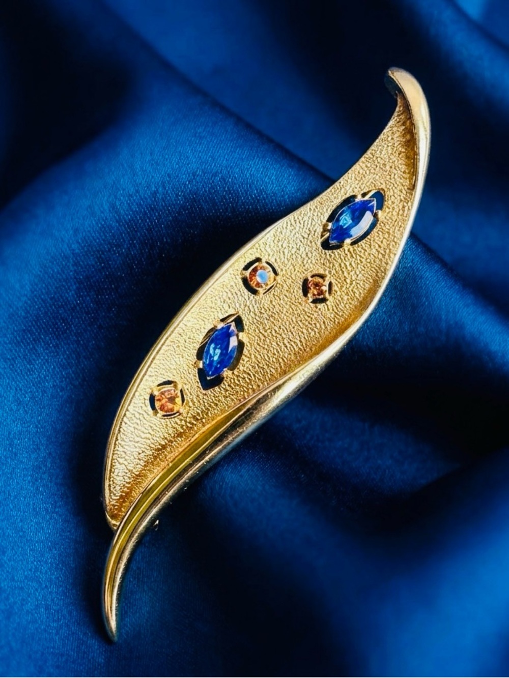 Vintage Signed Emmons "Golden Swoosh" Rhinestone Leaf Brooch – Mint Condition